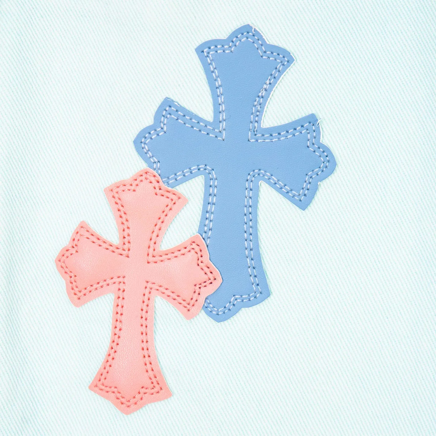 P240 (high version, running quantity) Chrome Hearts light blue blue pants, pink and blue patchwork leather couple's best friend jeans. CH jeans need to be washed and then disassembled and hand-made with sheepskin cross leather and then spliced ​​to complete. The whole process is not clear. The patchwork cross pattern is embellished, and the high-waisted washed jeans! ! Absolutely high-end luxury products, god-level single products and super popular products, made with top heavy industry, a must-see magic weapon. Customized hardware. The fabric is thick and soft after washing. It has good breathability. Customized small leather label. Unique design. The details are simple and elegant, and the workmanship is exquisite. The entire trousers are neatly routed and the details are in place! It’s so cool that both men and women can easily control the genderless trend! Style number: 1817# Color: Picture color Size: 28 30 32 34 36